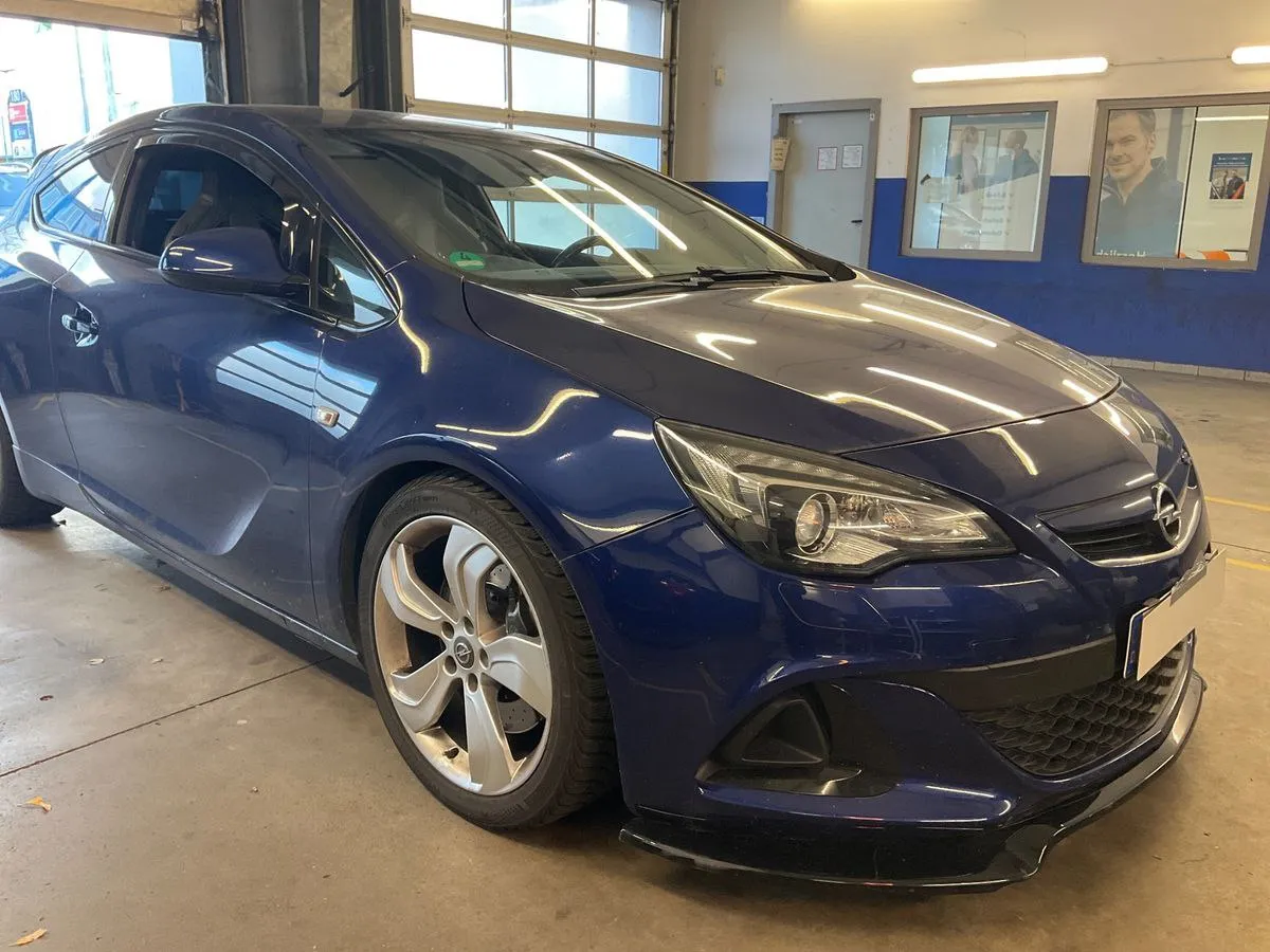 Opel Astra GTC 2.0 Turbo