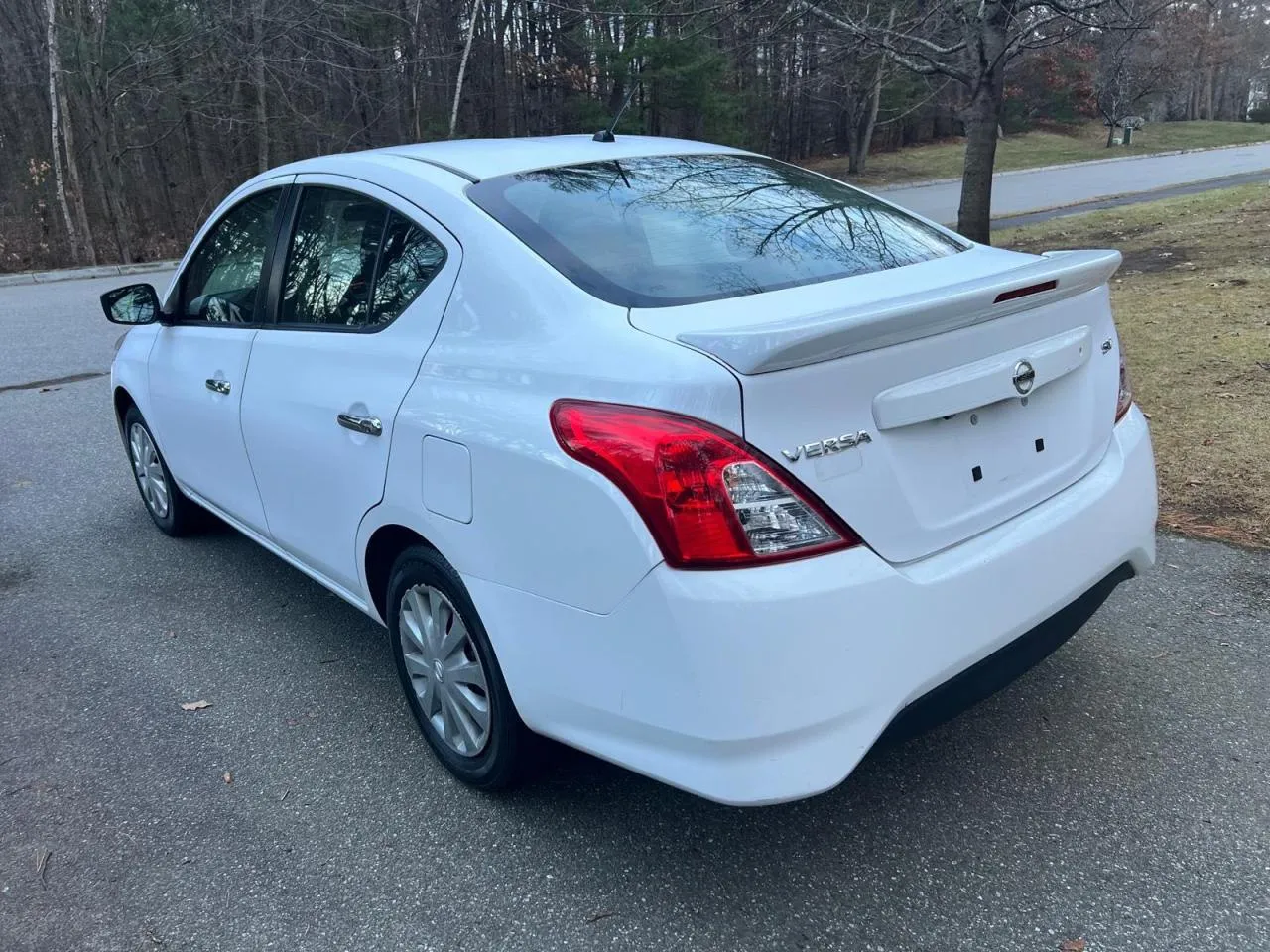 Фото NISSAN VERSA S – справа ззаді