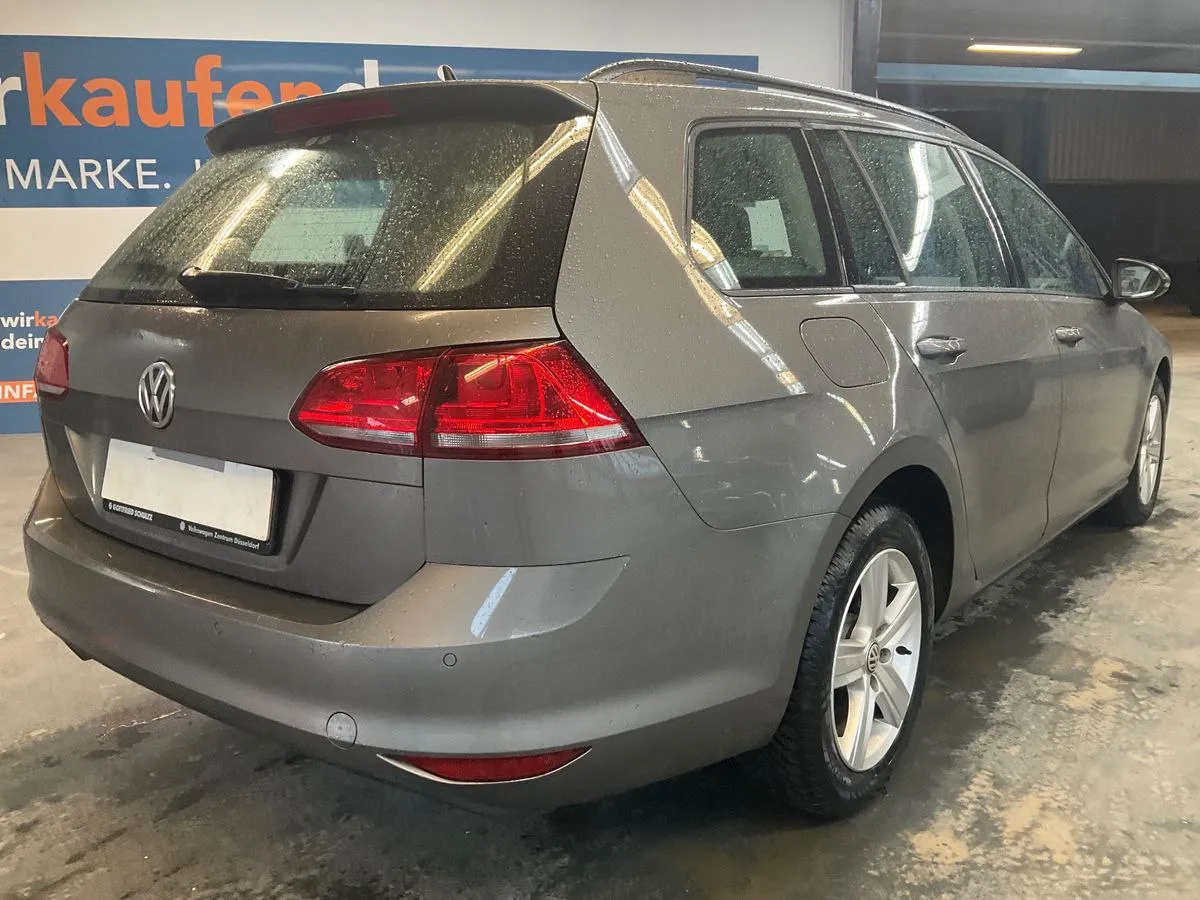 Фото Volkswagen Golf VII – справа спереду