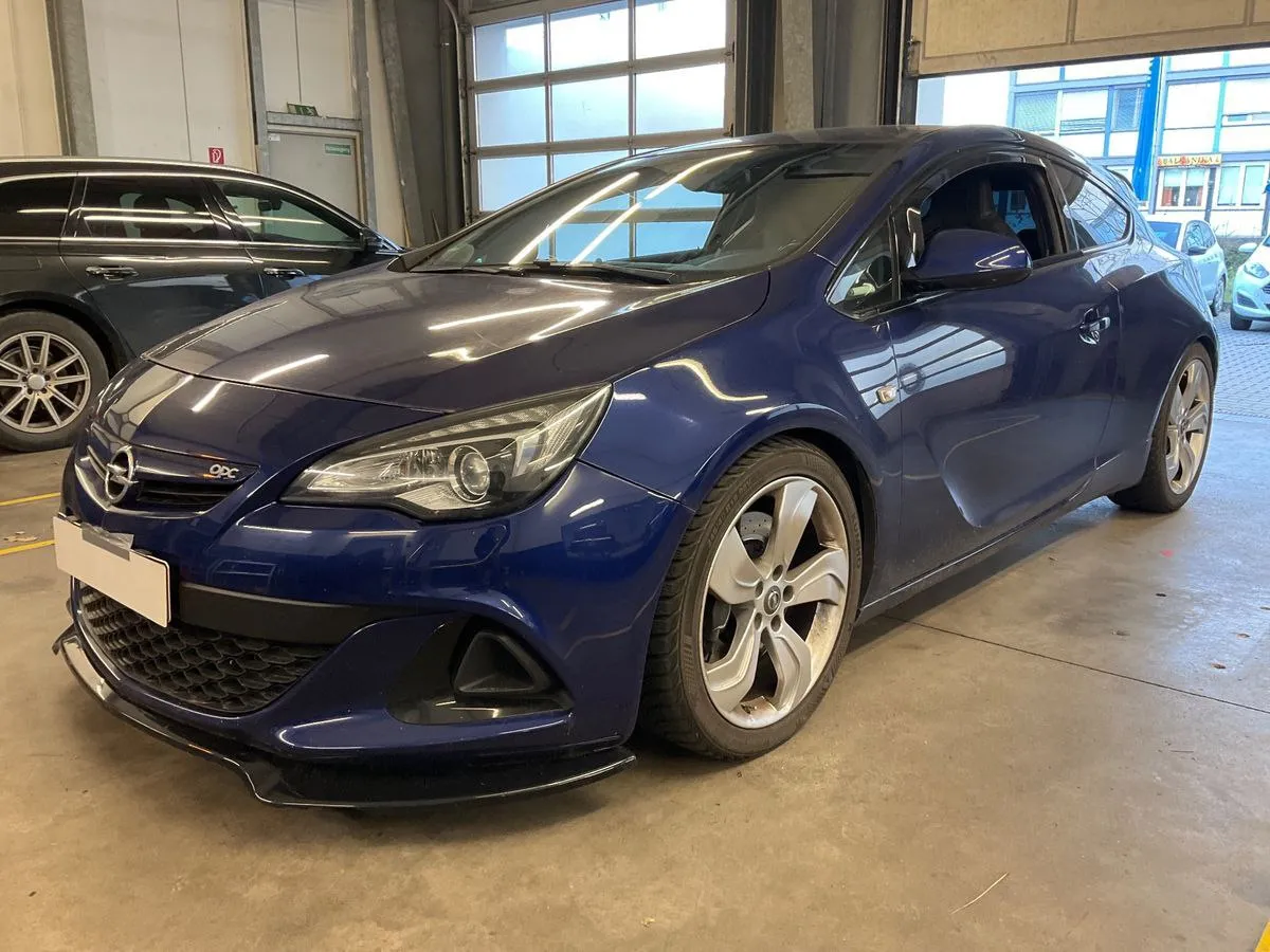 Фото Opel Astra GTC 2.0 Turbo – багажник