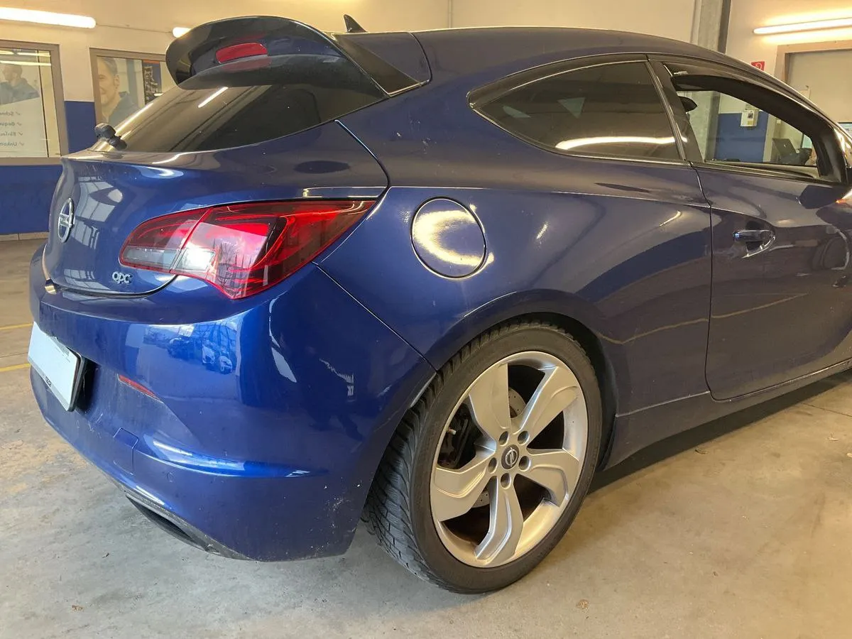 Фото Opel Astra GTC 2.0 Turbo – салон задні сидіння