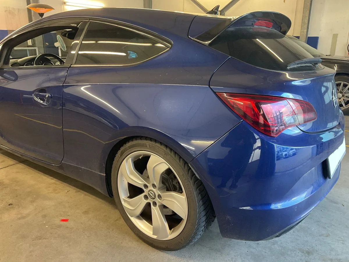 Фото Opel Astra GTC 2.0 Turbo – панель приборів
