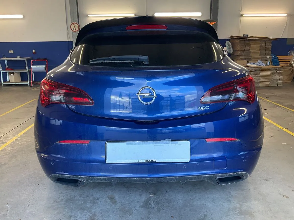 Фото Opel Astra GTC 2.0 Turbo – справа ззаді