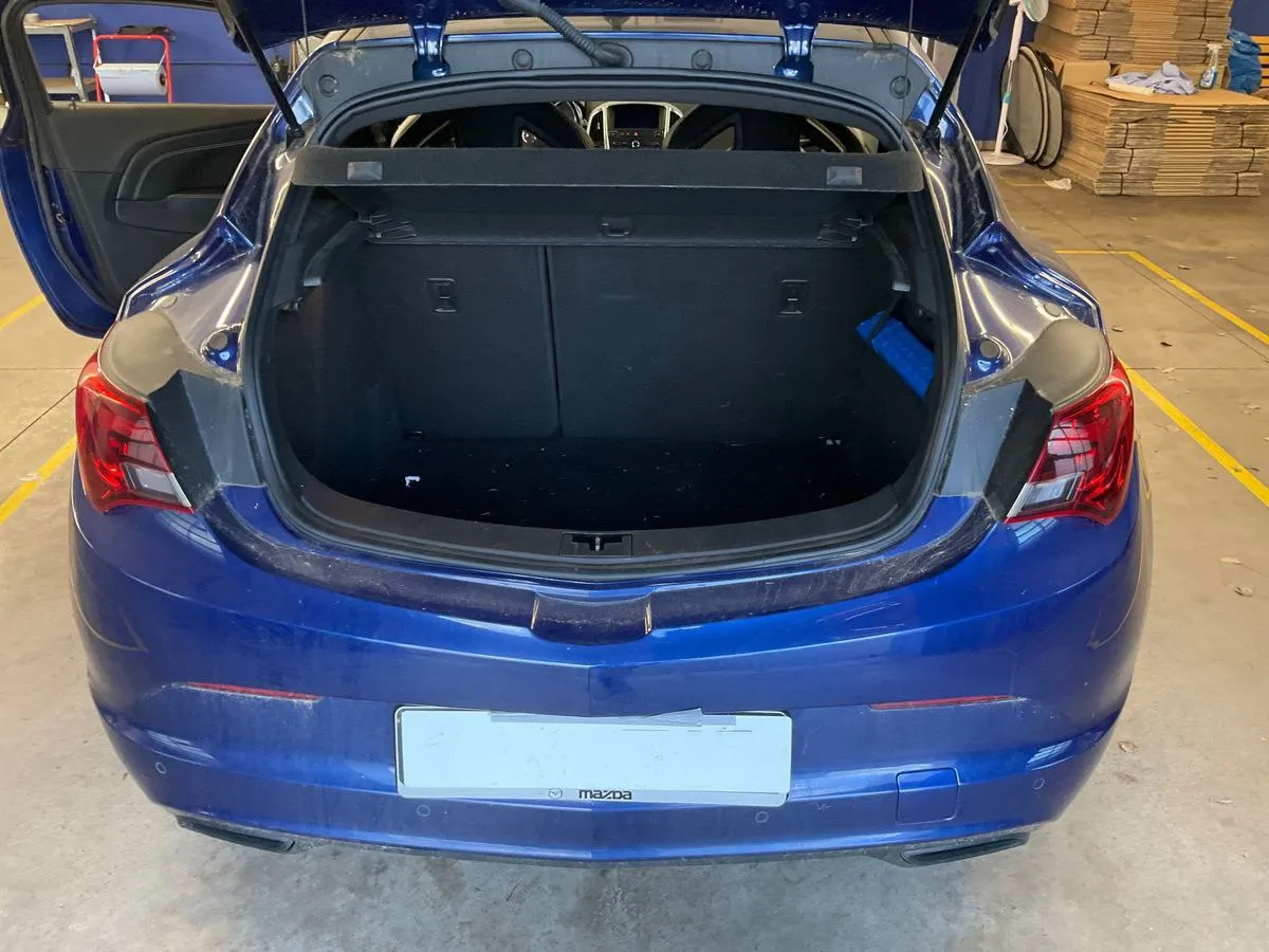 Фото Opel Astra GTC 2.0 Turbo – зліва ззаді