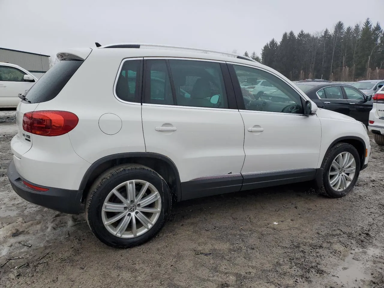 Фото Volkswagen Tiguan S – зліва ззаді