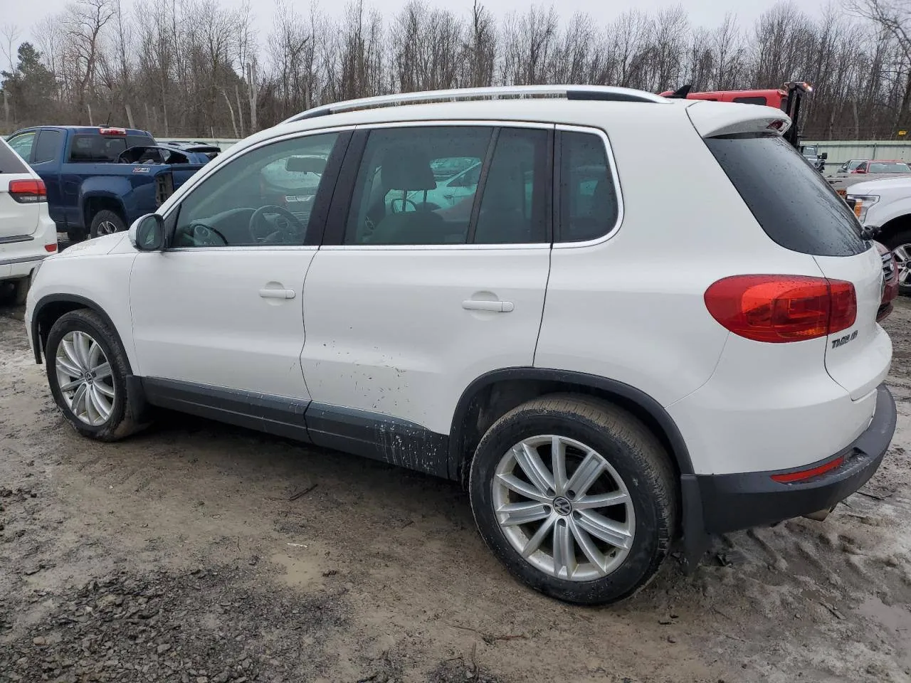 Фото Volkswagen Tiguan S – справа спереду