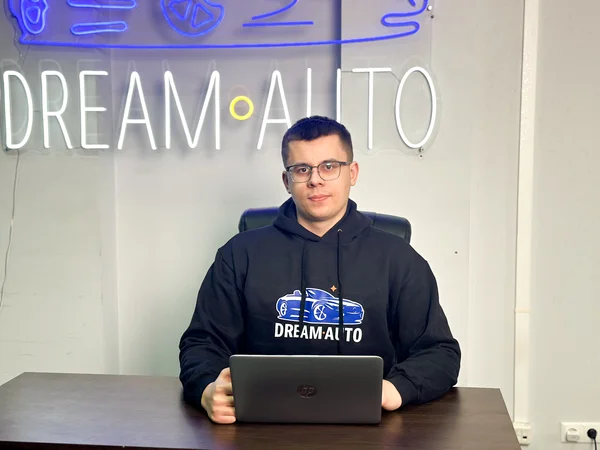 Менеджер компанії Dream Auto